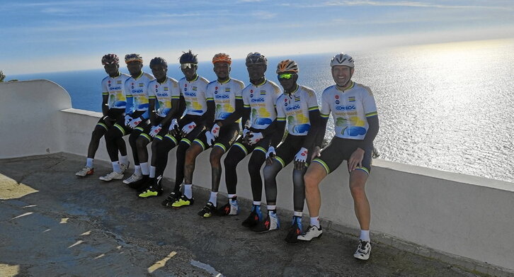 Abraham Olano, Gaboneko selekzioko txirrindulariekin Calpen (Alacanten), entrenamendu saio bat egin aurretik.