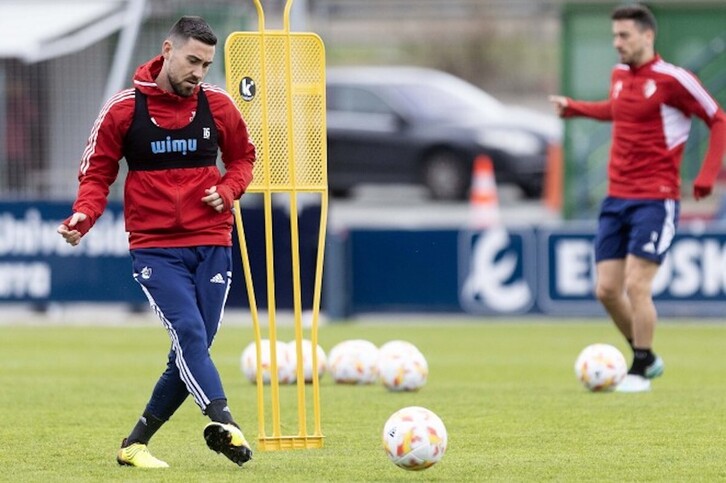 Moi Gómez toca un balón en el entrenamiento matinal de Tajonar.