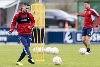 Moi Gómez toca un balón en el entrenamiento matinal de Tajonar.