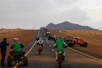 Competidores del Dakar Rally se alejan de la etapa tres, depués de que la organización neutralizase la carrera por las malas condiciones meteorológicas.