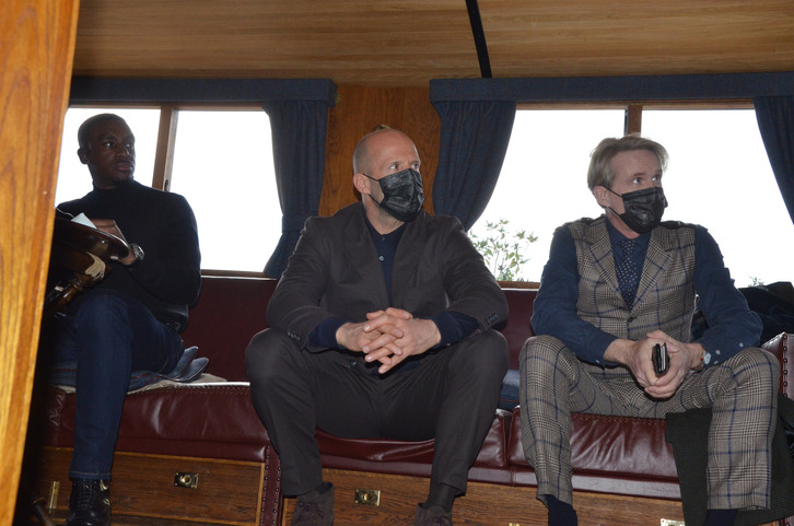 Bugzy Malone, Jason Statham y Cary Elwes en un descanso del rodaje.