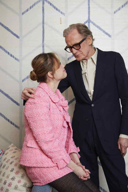 La joven actriz Aimee Lou Wood posa en estudio junto al veterano Bill Nighy.