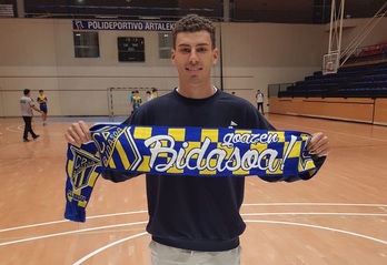 Pedro Pachecho Bidasoa Irunekin aurre-akordioa sinatu berritan, Artalekun.