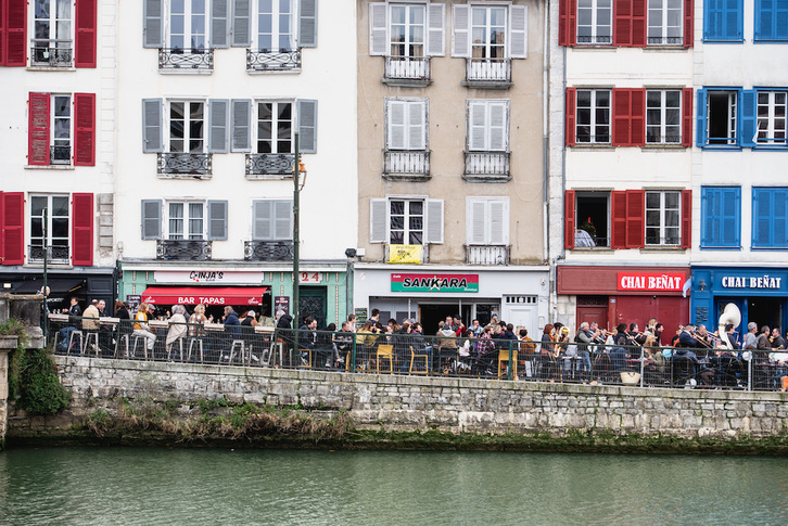 Terrazas llenas en los muelles de Baiona durante las festividades de fin de año.