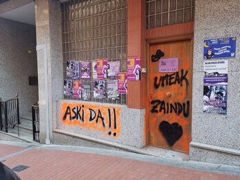 Elkartearen egoitzaren aurrealdean agertu dira pintaketa matxistak.