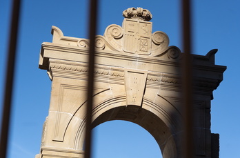 El portón reconstruido en el Parque de la Insumisión.