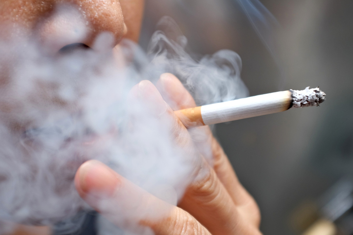 La Asociación contra el Cáncer de Bizkaia alerta sobre la exposición de menores al humo del tabaco.