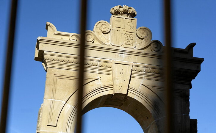 El portón del acceso interior estaba coronado por un escudo de españa tallado en piedra.