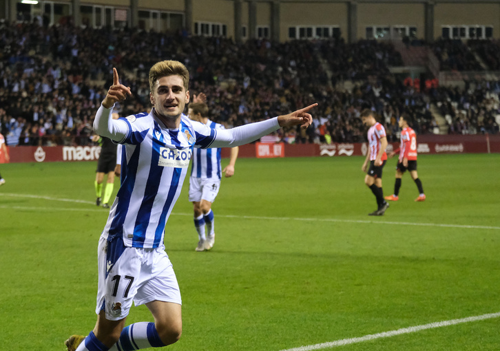Robert Navarro celebra el gol que dio la clasificación a la Real.