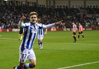 Robert Navarro celebra el gol que dio la clasificación a la Real.