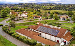 Un exemple de réalisation de toiture avec des panneaux solaires par I-Ener sur la salle polyvalente d’Aïcirits-Camou-Suhast.