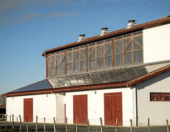 Des panneaux installés sur le toit du trinquet de Jatxou.