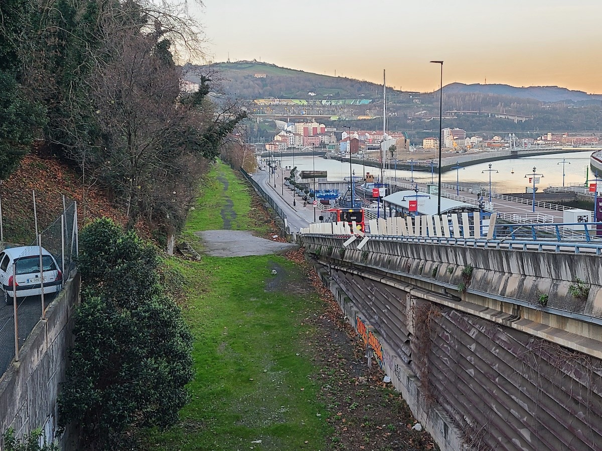 Lugar por donde pasaba el antiguo ferrocarril Bilbo-Santurtzi, y por el que irá ahora el tranvía antes de pasar a Olabeaga. (Asier ROBLES)