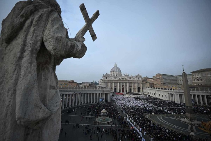 Asistentes al funeral de Benedicto XVI en el Vaticano.