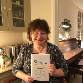Carolyn Steel con su libro ‘Sitopia’. 