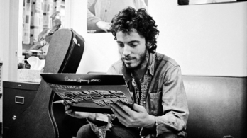Bruce Springsteen con su primer disco entre las manos.