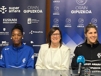 Marie Louise eta Elke Karsten, erdian Tati Garmendia dagoela.