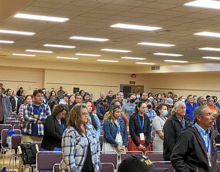 Jendea zutik Lakota Language Summit ekitaldia jarraitzen.