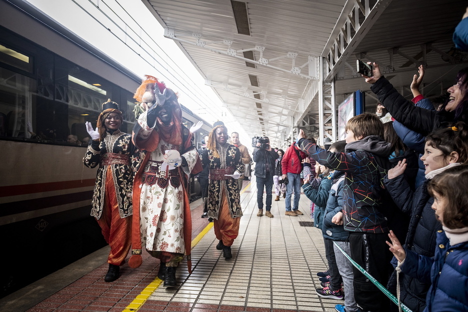 A Gasteiz han llegado en tren a las 11.00 y han sido recibidos en la estación. A Gasteiz han llegado en tren a las 11.00 y han sido recibidos en la estación.
