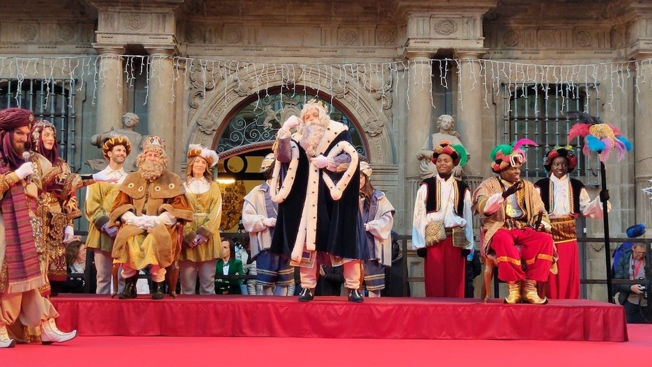 En Iruñea han recibido a los niños y niñas en la Plaza Consistorial. En Iruñea han recibido a los niños y niñas en la Plaza Consistorial.