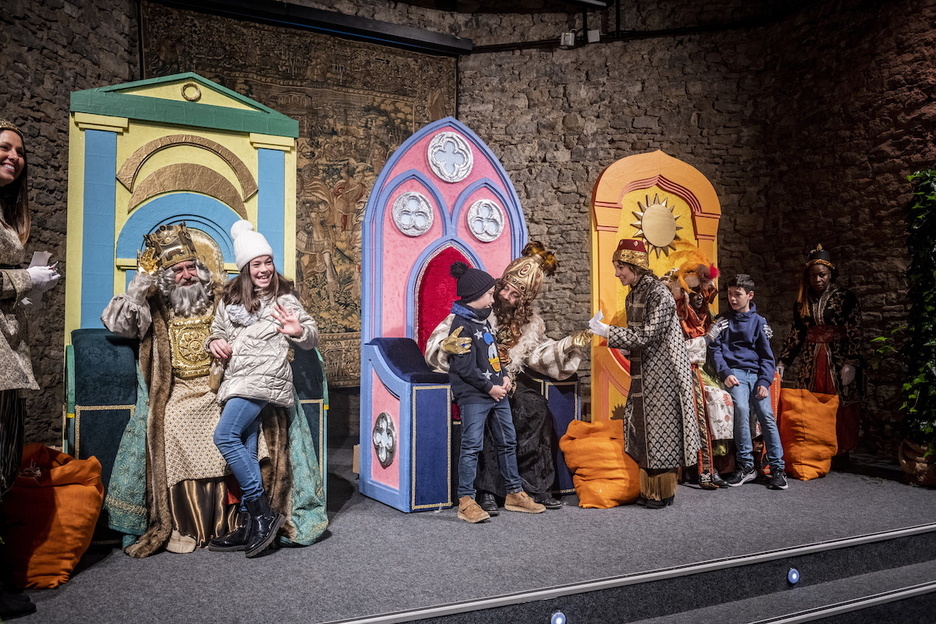 Los niños y niñas gasteiztarras se han reunido con Melchor, Gaspar y Baltasar en el Palacio de Villa Suso. Los niños y niñas gasteiztarras se han reunido con Melchor, Gaspar y Baltasar en el Palacio de Villa Suso.