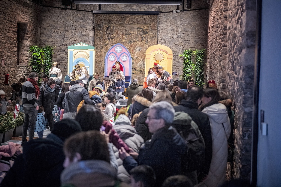 Los Reyes Magos han recibido a los txikis en Villa Suso hasta las 18.00 horas. Los Reyes Magos han recibido a los txikis en Villa Suso hasta las 18.00 horas.