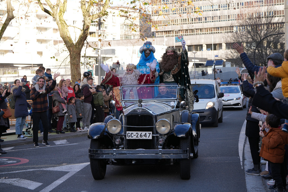 En Donostia se han dirigido a Tabakalera a bordo de coches antiguos. En Donostia se han dirigido a Tabakalera a bordo de coches antiguos.