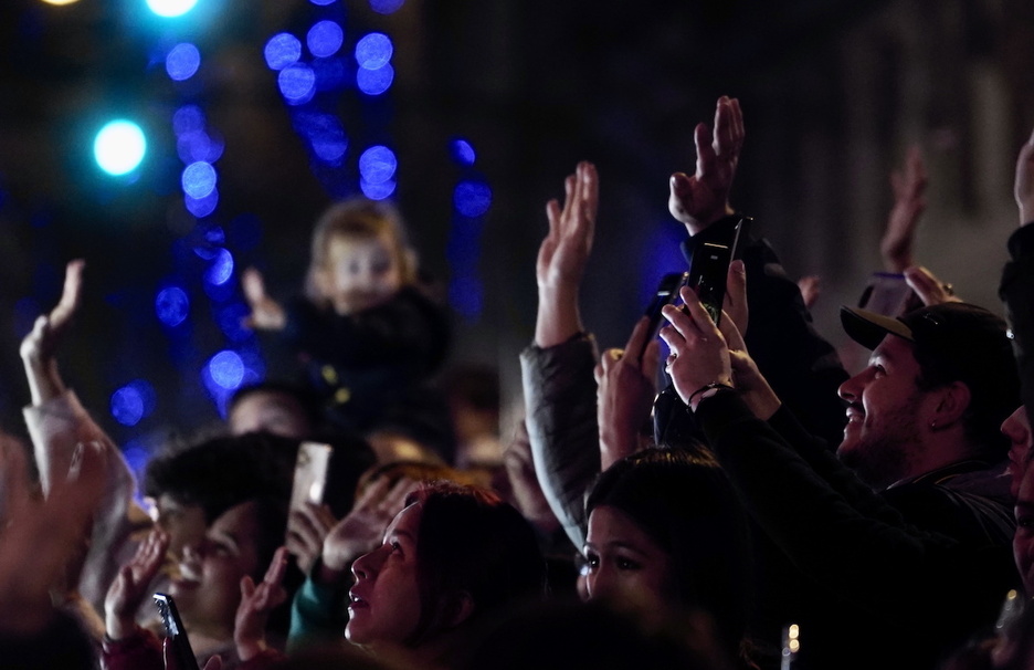 Gente de todas las edades se ha acercado a saludar a los Reyes Magos en la cabalgata de Bilbo. Gente de todas las edades se ha acercado a saludar a los Reyes Magos en la cabalgata de Bilbo.