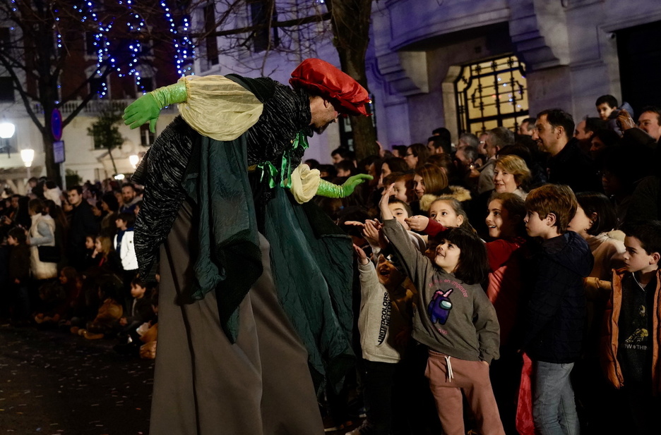 Los más pequeños y pequeñas disfrutando de la cabalgata en Bilbao. Los más pequeños y pequeñas disfrutando de la cabalgata en Bilbao.