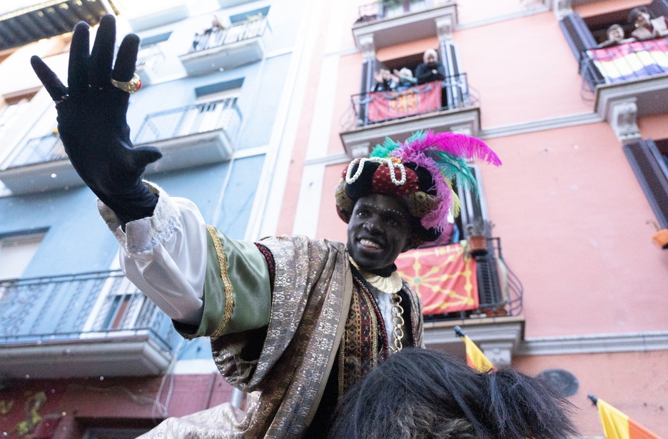Baltasar saluda y reparte caramelos en Iruñea. Baltasar saluda y reparte caramelos en Iruñea.