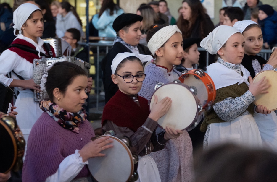 Música y baile en la calbalgata de Donostia. Música y baile en la calbalgata de Donostia.