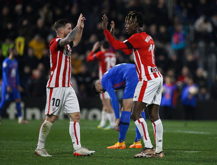 Iker Muniain y Nico Williams celebran el primer gol de la noche.