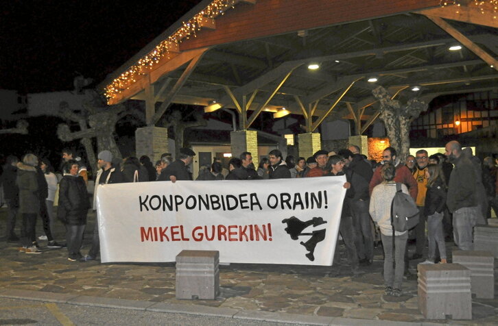 Una concentración denunció anoche en Azkaine el juicio contra Irastorza, vecino de la localidad labortana.