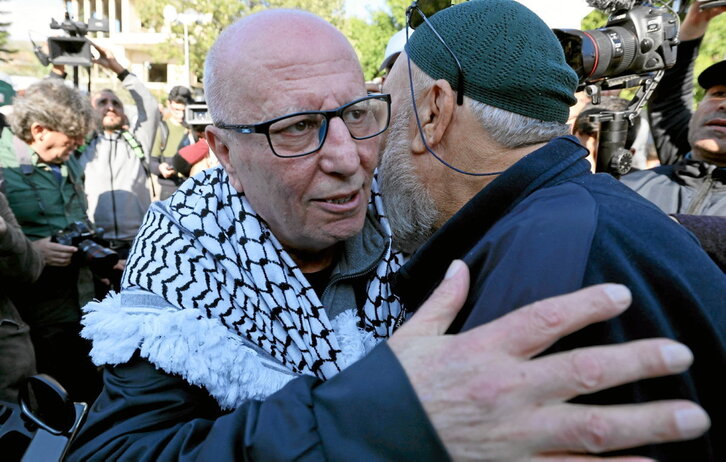 Un hombre abraza a Karim Younis, recibido en su localidad natal, Arara.