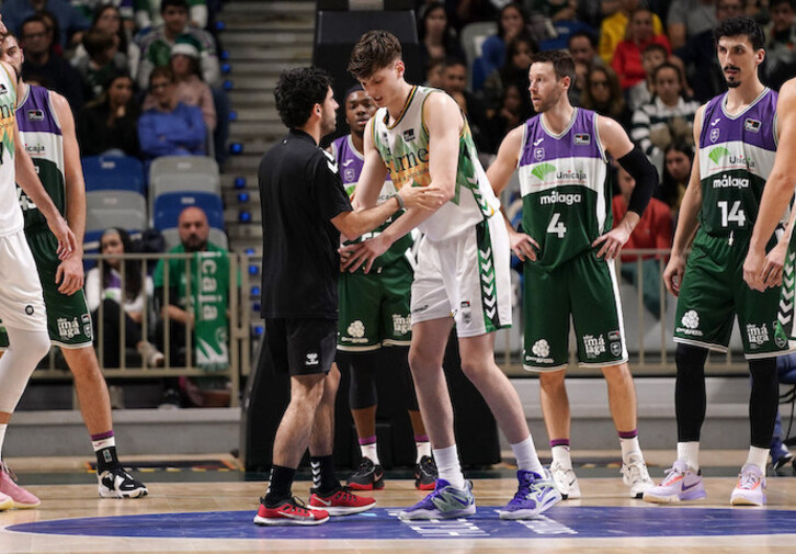 Agustín Ubal se retira cojeando de la cancha de Unicaja, tras torcerse el tobillo en un lance.