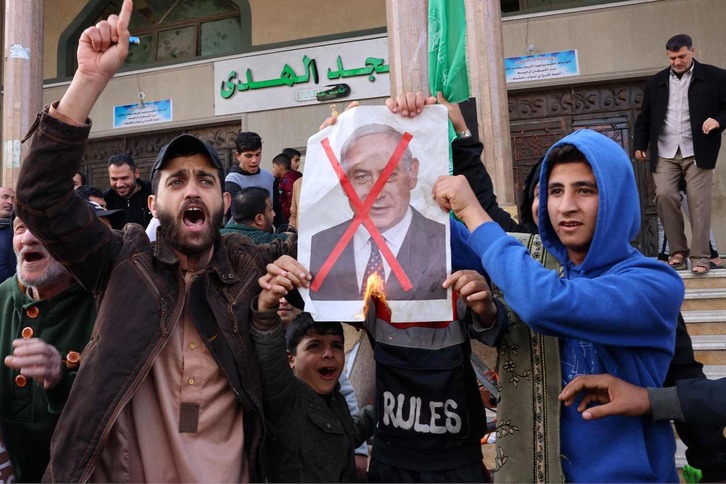 Gazako palestinarrak, Netanyahuren argazki bat erretzen. 