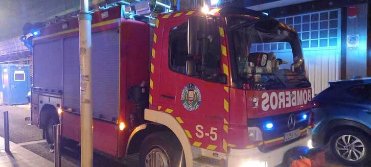 Imagen del desaolojo del edificio afectado.