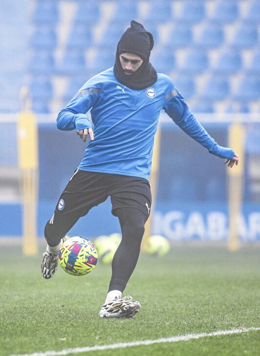El Alavés se entrenó ayer bajo la niebla.