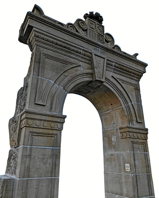 En la página anterior, el arco de la puerta que ha sido reconstruida en el Parque de la Insumisión. Sobre estas líneas, el certificado de la liberación de Jesús Nieto, ejecutado en Ibero.