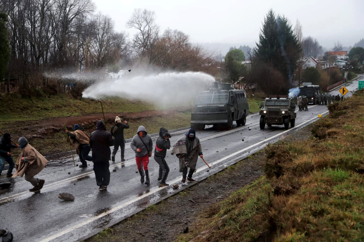 La Policía utiliza cañones de agua contra una protesta mapuche en Caracaultín.