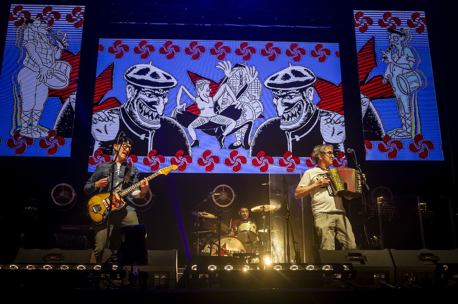 Gari, Josu eta Txanpi, Mendizabalako taula gainean. Gari, Josu eta Txanpi, Mendizabalako taula gainean.