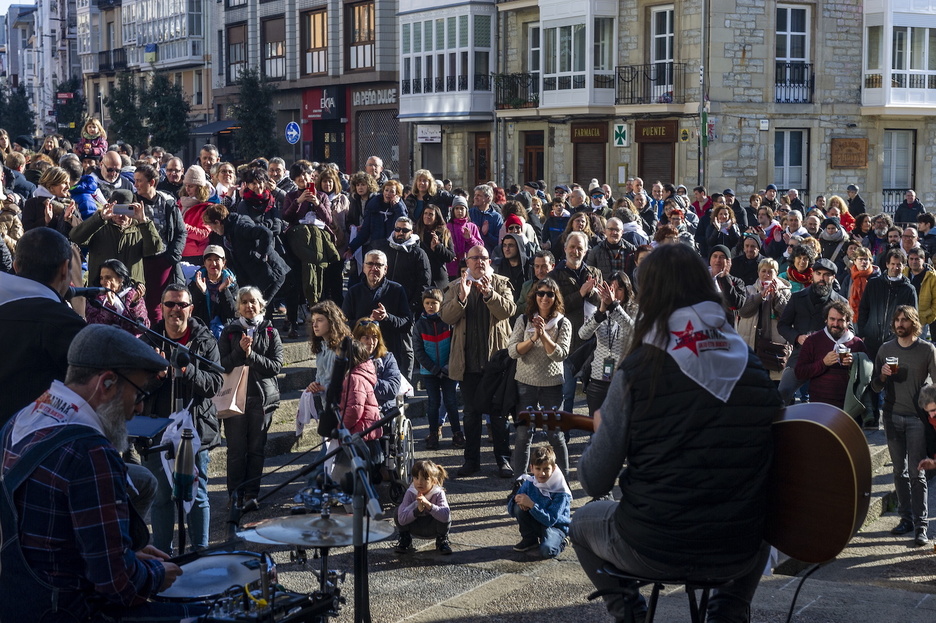 Egun osoko festak hartu du Gasteiz Hertzainak taldearen agurrerako. Egun osoko festak hartu du Gasteiz Hertzainak taldearen agurrerako.