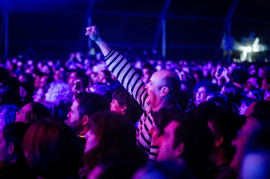 Irribarrez bete dute karpa Hertzainak taldearen zaleek. Irribarrez bete dute karpa Hertzainak taldearen zaleek.