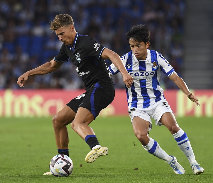 Take Kubo, ante Marcos Llorente en el partido contra el Atlético en Anoeta.