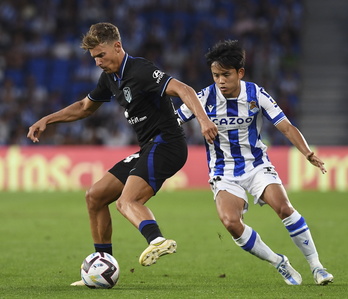 Take Kubo, ante Marcos Llorente en el partido contra el Atlético en Anoeta.