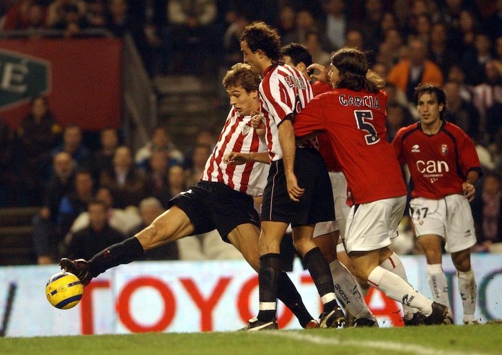 Ezquerro y Llorente pugnan con Pablo García en el derbi de enero de 2005.