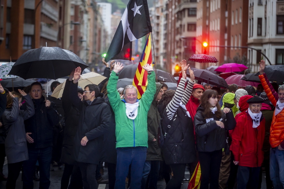 Euriak eta haize bortitzak ez dute eragotzi Bilbon hamarka mila lagunek bat egitea. Euriak eta haize bortitzak ez dute eragotzi Bilbon hamarka mila lagunek bat egitea.