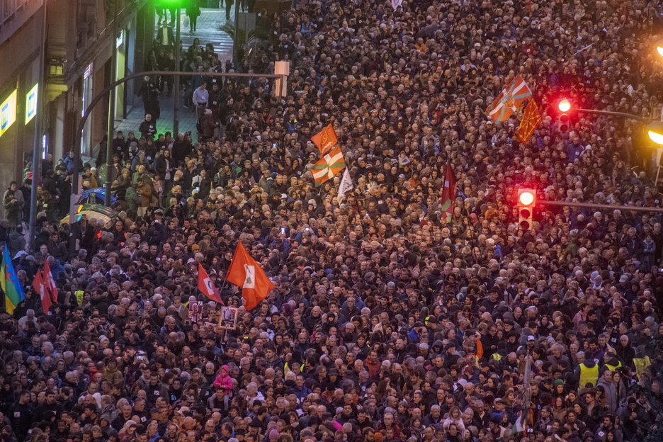Euskal Herriko eta Nafarroako banderak presoen eskubideen aldeko mobilizazioan. Euskal Herriko eta Nafarroako banderak presoen eskubideen aldeko mobilizazioan.