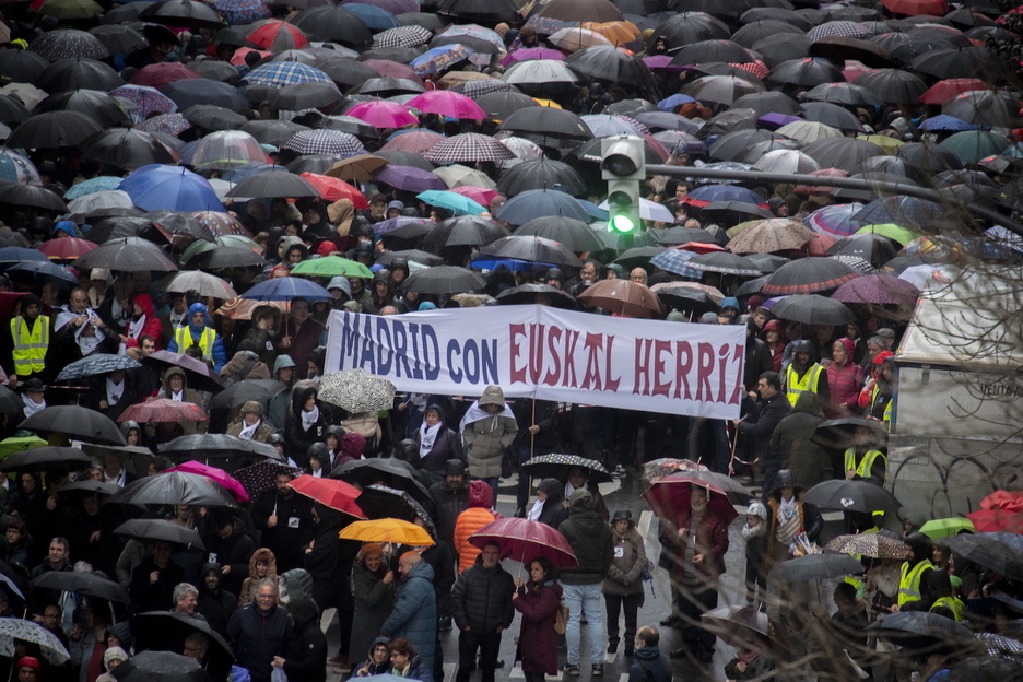 ‘Madrid con Euskal Herria’pankarta Bilboko manifestazioan. 
