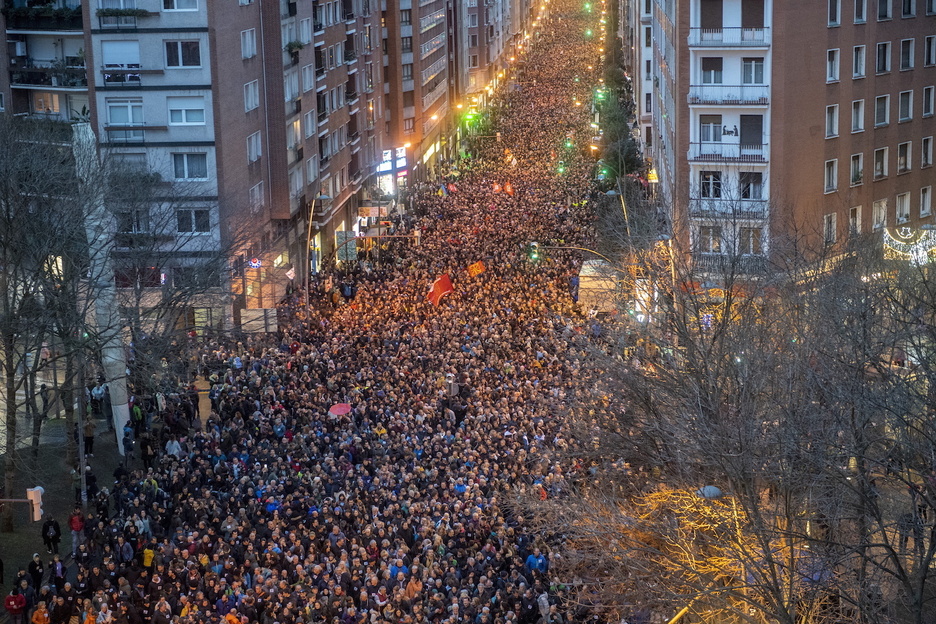 Hiru urteren ondoren, presoen eskubideen aldeko mobilizazio handi batek Bilboko kaleak hartu ditu berriro. Hiru urteren ondoren, presoen eskubideen aldeko mobilizazio handi batek Bilboko kaleak hartu ditu berriro.